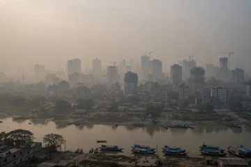 ঢাকার ধোঁয়াশাচ্ছন্ন আকাশ ও বায়ুদূষণের প্রতীকী চিত্র